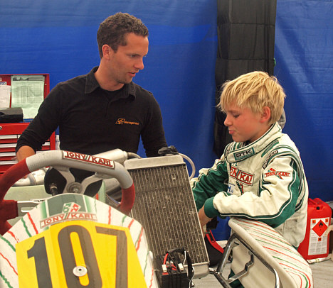Christian Sørensen (t.h.) fik gode staldtips af den fransk karting-coach: Jean-Philippe Guignet under Viking Trophy.